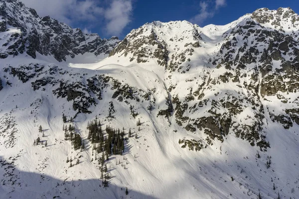 素晴らしいピーク高タトラ山脈の冬景色。ポーランド. — ストック写真