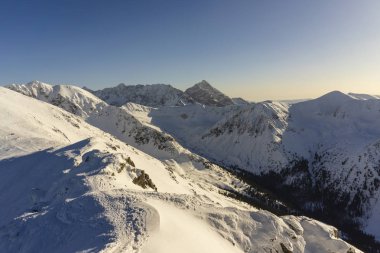 Güneşli bir günde Tatra Dağları'nın büyük karla kaplı tepeler.