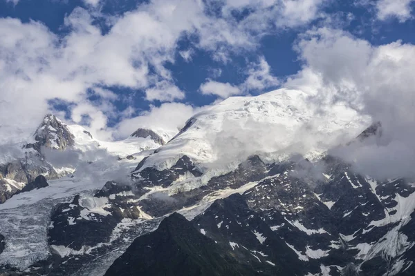 Vista del macizo del Mont Blanc y glaciar en junio. Alpes franceses . — Foto de Stock
