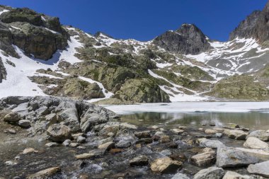 Göl Lac Blanc Mont Blanc massif arka plan üzerinde. Alpler.