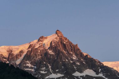 Gün batımında Aiguille du Midi. Alpler.