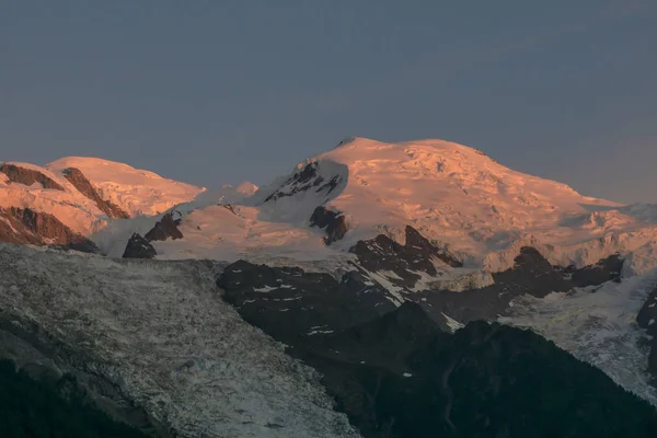 Macizo del Mont Blanc al atardecer. Alpes . — Foto de Stock