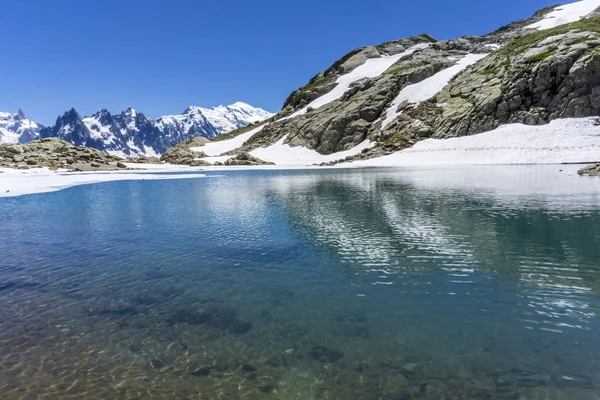 Lake lac blanc vor dem Hintergrund des Montblanc-Massivs. Alpen. — Stockfoto