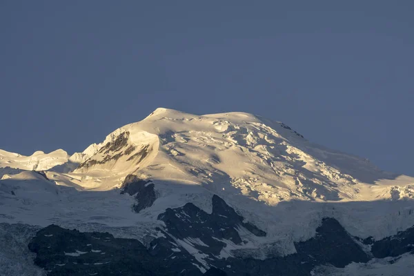 Macizo del Mont Blanc al amanecer. Alpes . — Foto de Stock