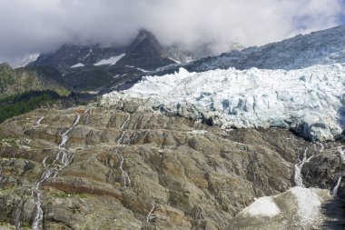 Buzul des Bossons görkemli manzarası. Alpler. Chamonix.