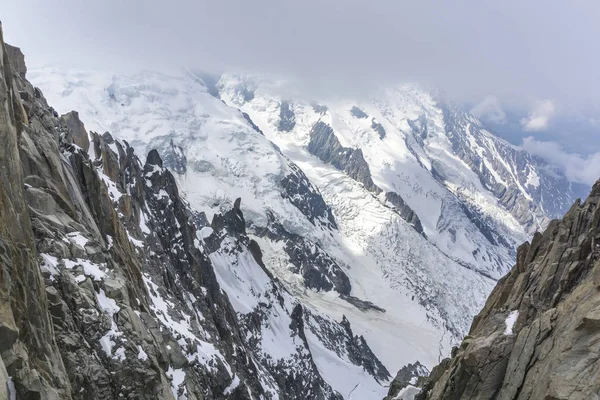 Nieve y rocas en las partes superiores del macizo del Mont Blanc . —  Fotos de Stock