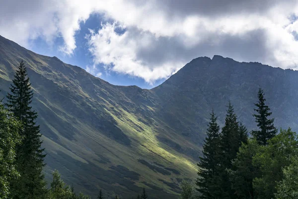 Una hermosa vista de las montañas occidentales de Tatra. Rohacska dolina —  Fotos de Stock