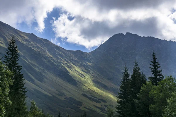 Piękny widok na Tatry Zachodnie. Rohacska dolina — Zdjęcie stockowe