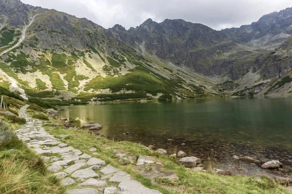 Černý rybník Gasienicowy krásné čisté jezero v polské Tatry — Stock fotografie