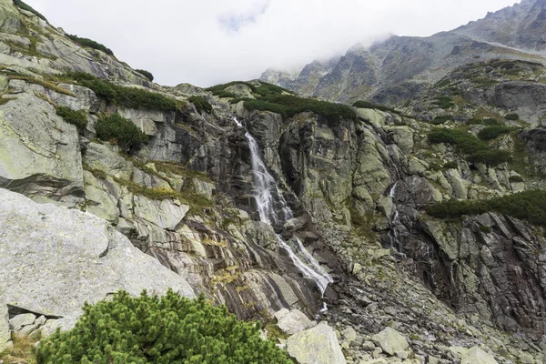 Salto de cascada en el valle de Mlynicka. Alto Tatras. Países Bajos . Imagen De Stock