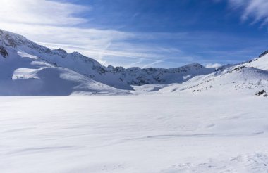 Kışın Vadisi beş Lehçe Göller. Tatra Dağları.