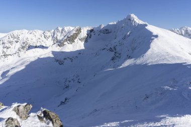 Güneşli bir günde Tatra Dağları'nın büyük karla kaplı tepeler.
