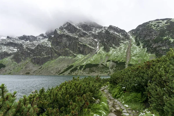 Lago de montanha limpo de Gasienicowy lagoa preta na Polônia. Tatra Moun — Fotografia de Stock