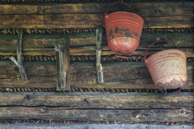 Ahşap duvar arka planda eski kova.