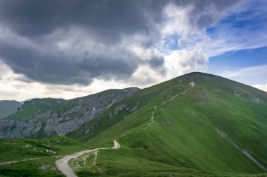 Bulutlar Tatra Dağları doruklarına üzerinde Haziran ayında döne döne. A