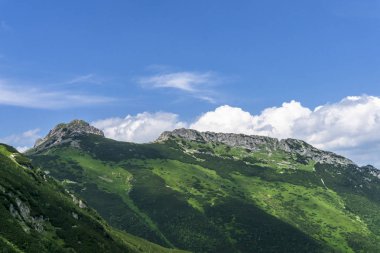 Giewont yoğun bulutlar Haziran ayında bir arka plan üzerinde. Tatra Dağları.
