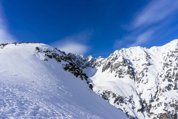 Nagy csúcsok a Magas-Tátra-hegység a téli táj. Lengyelország. — Stock Fotó