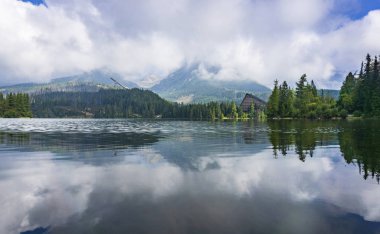 Strbske Pleso'da sabahın güzel bir manzarası. Slovakya. Tatr