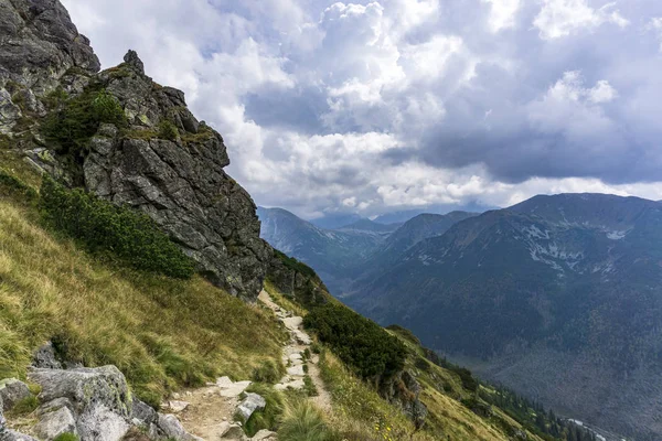 Sentiero di montagna sotto le nuvole nei Tatra occidentali . — Foto Stock