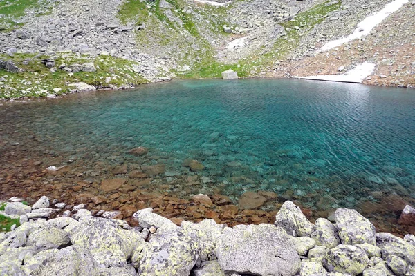 Dlhe pleso. Yüksek Tatras güzel dağ temiz gölet. Sl — Stok fotoğraf