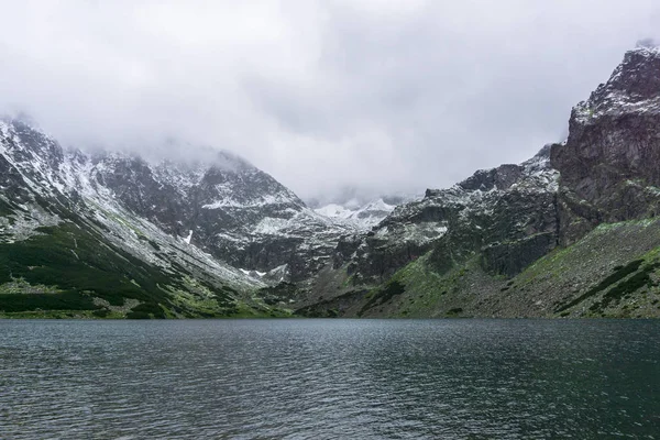 Siyah gölet Gasienicowy temiz dağ gölü Polonya. Tatra yarış — Stok fotoğraf