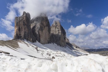 Tre Cime di Lavaredo. Dolomitler'deki görkemli zirveler. İtalya.