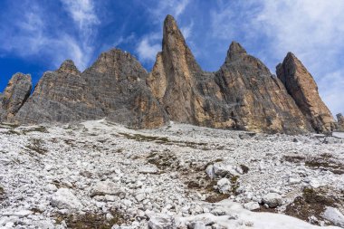 Tre Cime di Lavaredo. Dolomitler'deki görkemli zirveler. İtalya.