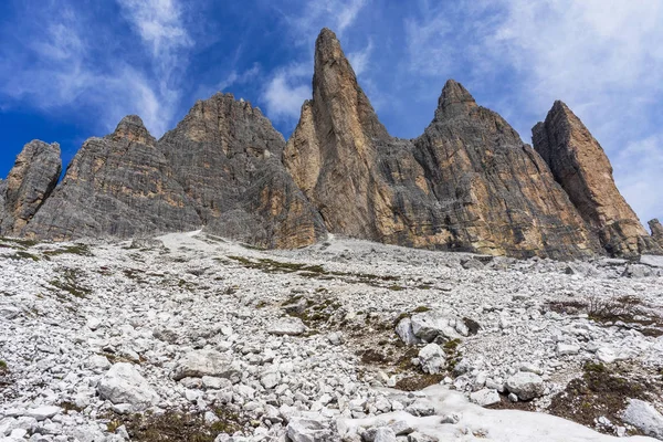 Tre Cime di Lavaredo. Dolomitler'deki görkemli zirveler. İtalya.