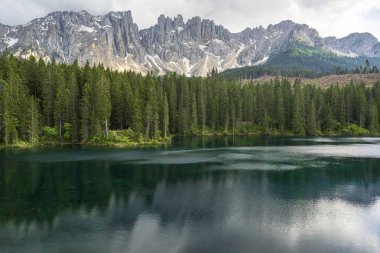 Lago di Carezza, Dolomites'teki güzel göl.