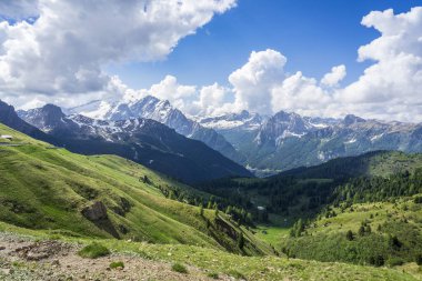 Dolomites güzel bir dağ manzara. Passo'dan görünüm
