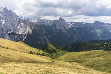Haziran ayında Dolomites güzel dağ manzara.