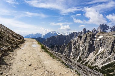 Dolomites'te bir dağ yolu. Tre Cime di Lavare çevresinde