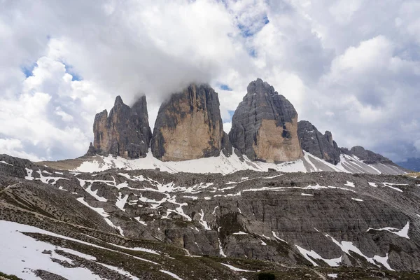 Tre Cime di Lavaredo. Majestuosos picos en los Dolomitas. Italia . — Foto de Stock