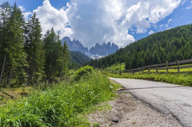 Güzel manzaralı yol. Santa Maddalena köyü, Dolomites, 