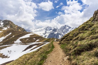 Marmolada ma manzaralı Passo Pordoi yakınlarındaki dağ yolu