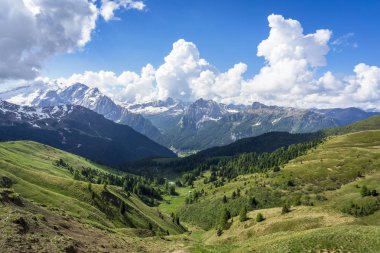 Dolomites güzel bir dağ manzara. Passo'dan görünüm