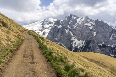Marmolada masifmanzaralı dağ yolu. Dolomites. Ⅰ