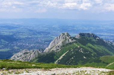 Arka planda Zakopane Giewont tepe. Tatra Dağları. Pol