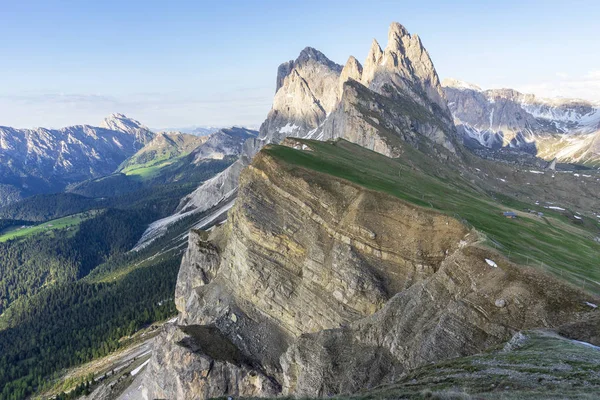 Seceda summit at sunset. View of Odle Mountain range in Dolomite — Stock Photo, Image