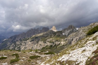 Fırtınadan önce gökyüzü. Tre Cime di Lavaredo'nun etrafındaki patika. Dolomi