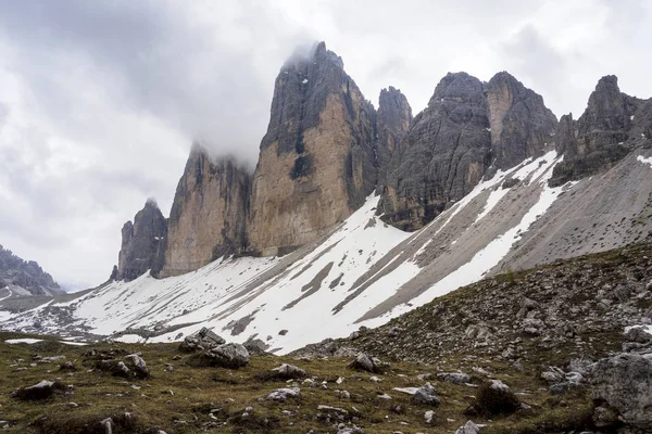 Tre Cime di Lavaredo. Majestuosos picos en los Dolomitas. Italia . — Foto de Stock