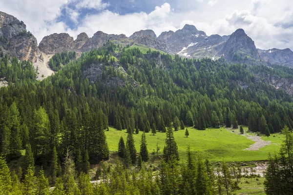 Paisaje de Val Contrin en junio. Dolomitas. Italia . — Foto de Stock