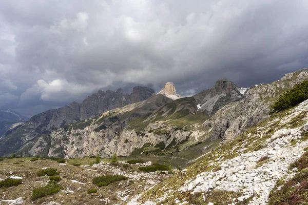 Sky before the storm.  Trail around Tre Cime di Lavaredo. Dolomi — Stock Photo, Image