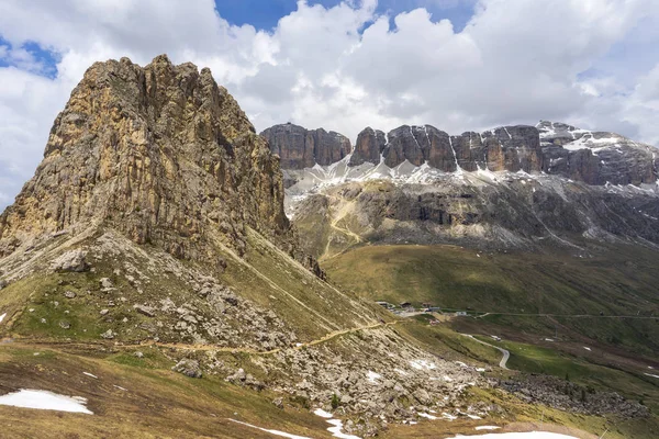 Bulutların arka planında Sella grubu. Dolomites. İtalya. — Stok fotoğraf