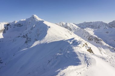Güneşli bir günde Tatra Dağları'nın büyük karla kaplı tepeler.