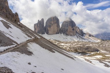 Tre Cime di Lavaredo. Dolomitler'deki görkemli zirveler. İtalya.