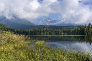 Strbske Pleso'da sabahın güzel bir manzarası. Slovakya. Tatr