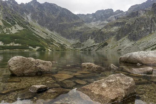 Черный пруд Gasienicowy красивые чистые горные озера. Мун, Татра — стоковое фото