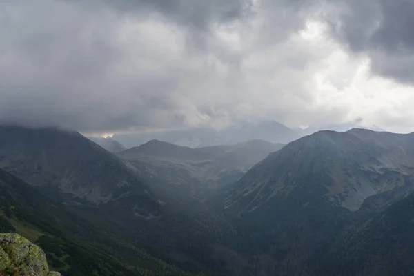 Βαριά σύννεφα πριν από την καταιγίδα. Όρη Τάτρα. — Φωτογραφία Αρχείου