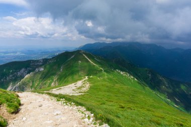 Dağların üzerinde fırtına bulutları. Tatra Dağları.